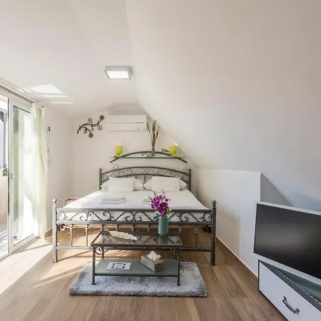 Apartment And Erede